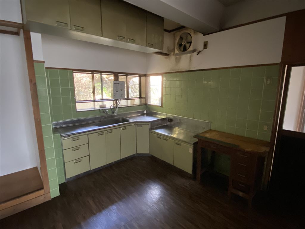 1950s wood house on a large plot in Mie