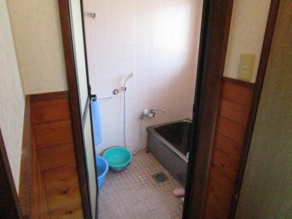 2000s wood house with storehouses in Oita