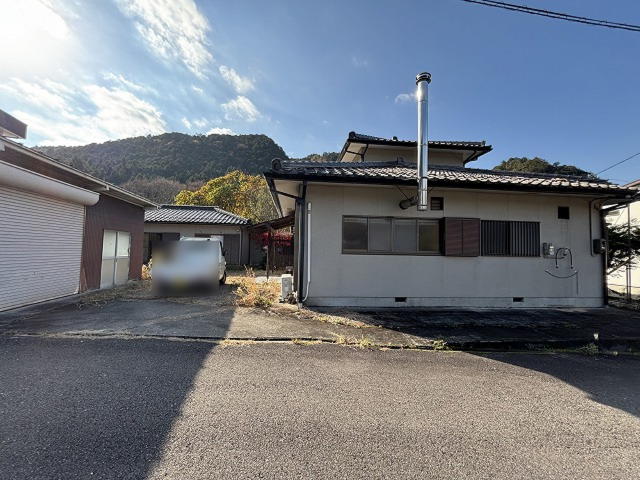 1980s wood house with outbuildings in Gifu