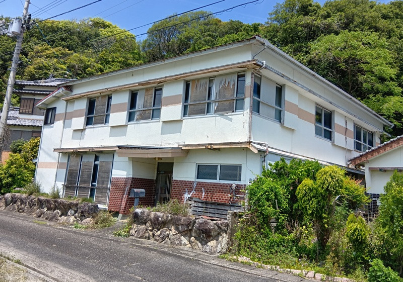 1970s wood house on a large plot in Tatsukushi, Tosashimizu