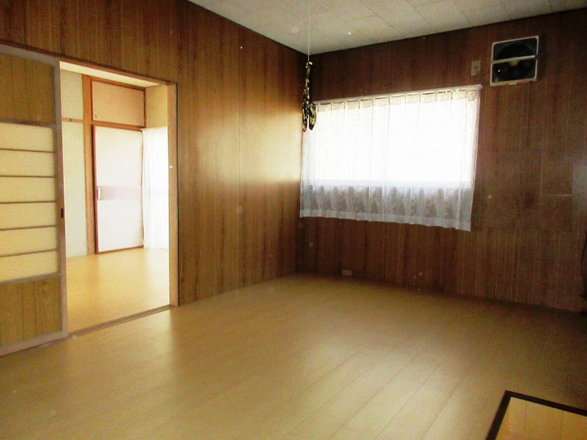 1970s wood house on a large plot in Hiroshima