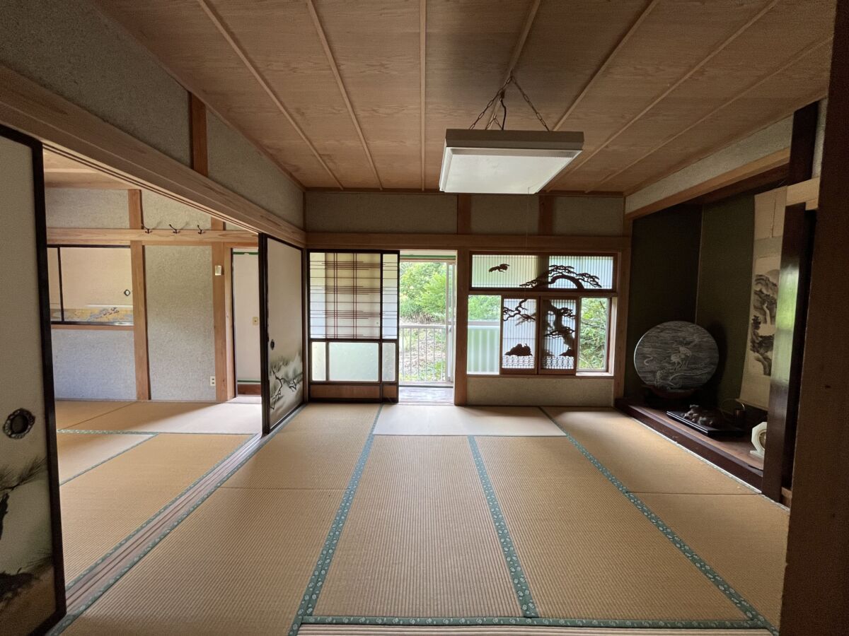 Wood house with storehouses in Nagano