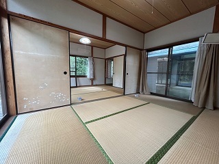 1960s house on a large plot in Osumi, Soo
