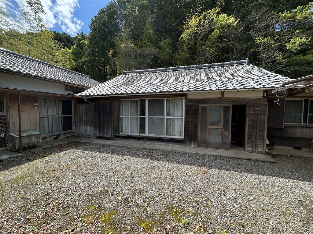 1950s wood house on a large plot in Mie