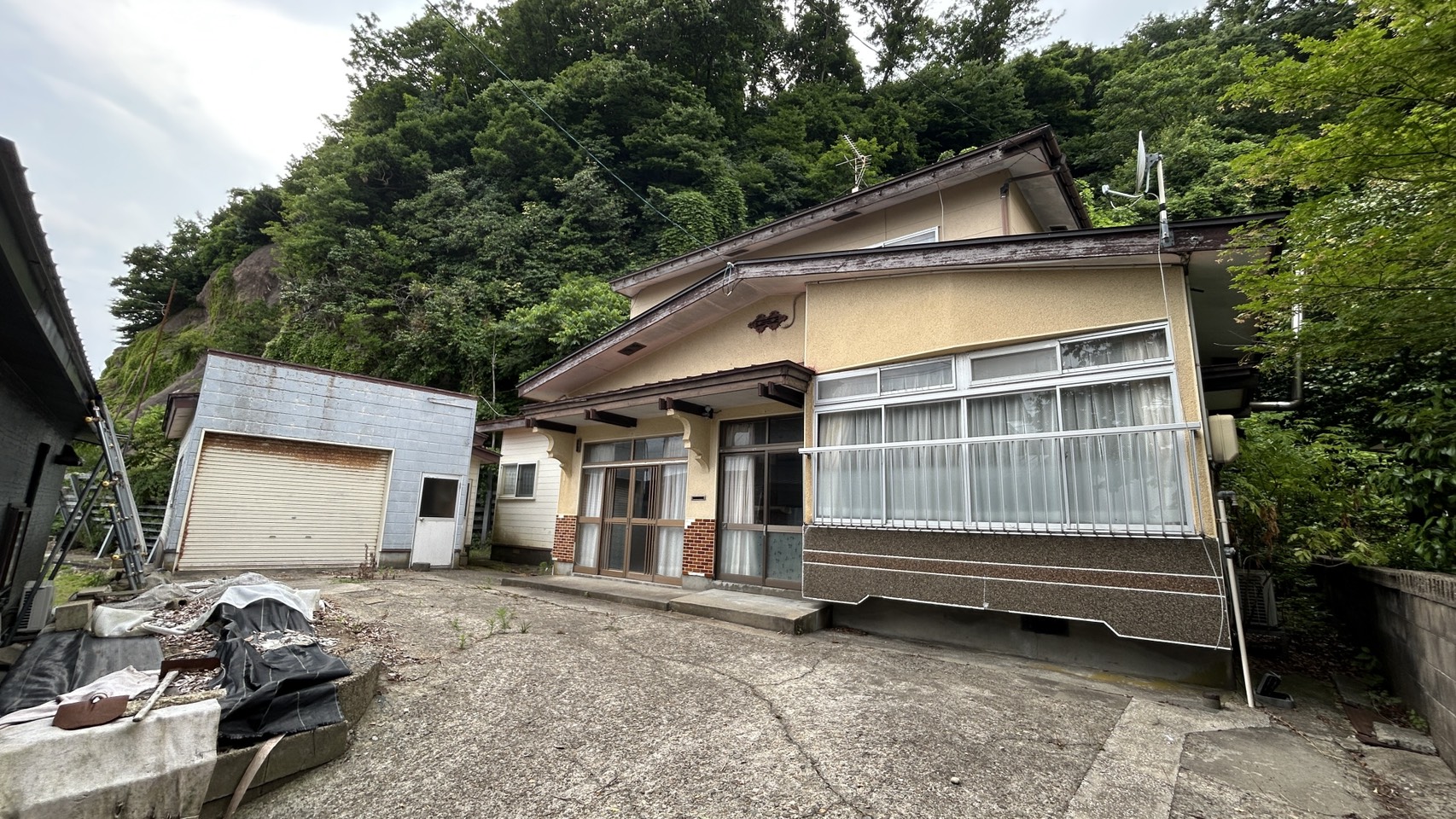 1970s wood house on a large plot in Akita