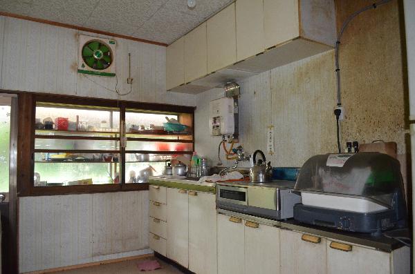 1980s wood house with outbuildings in Hyogo