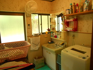 1990s wood house in Kochi
