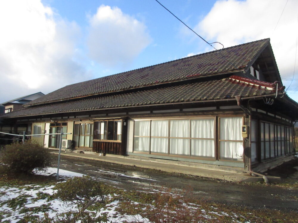 1920s wood house on a large plot in Iwate
