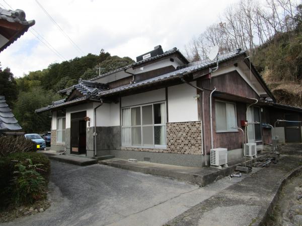 1970s wood house with storehouses in Oita