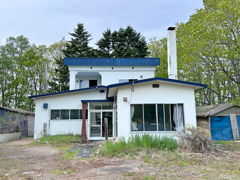 1970s wood house on a large plot in Hokkaido