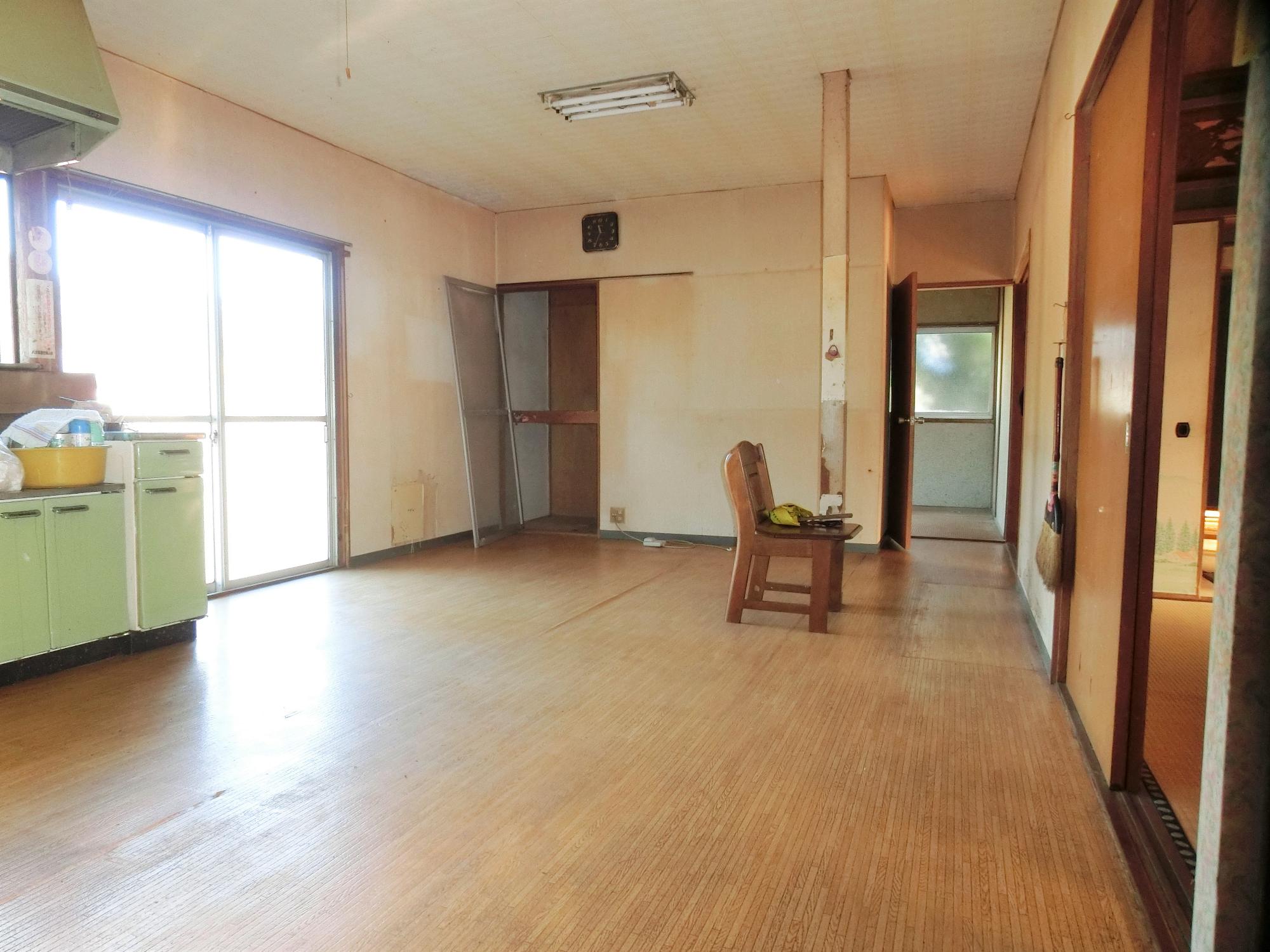 1970s wood house on a large plot in Fukuoka