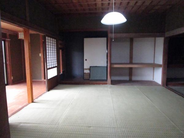 1860s wood house on a large plot in Oita