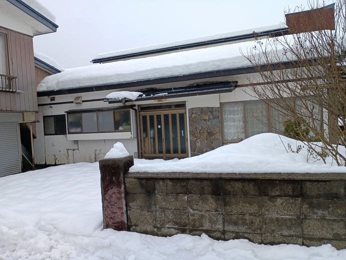 1960s wood house with storehouses in Akita