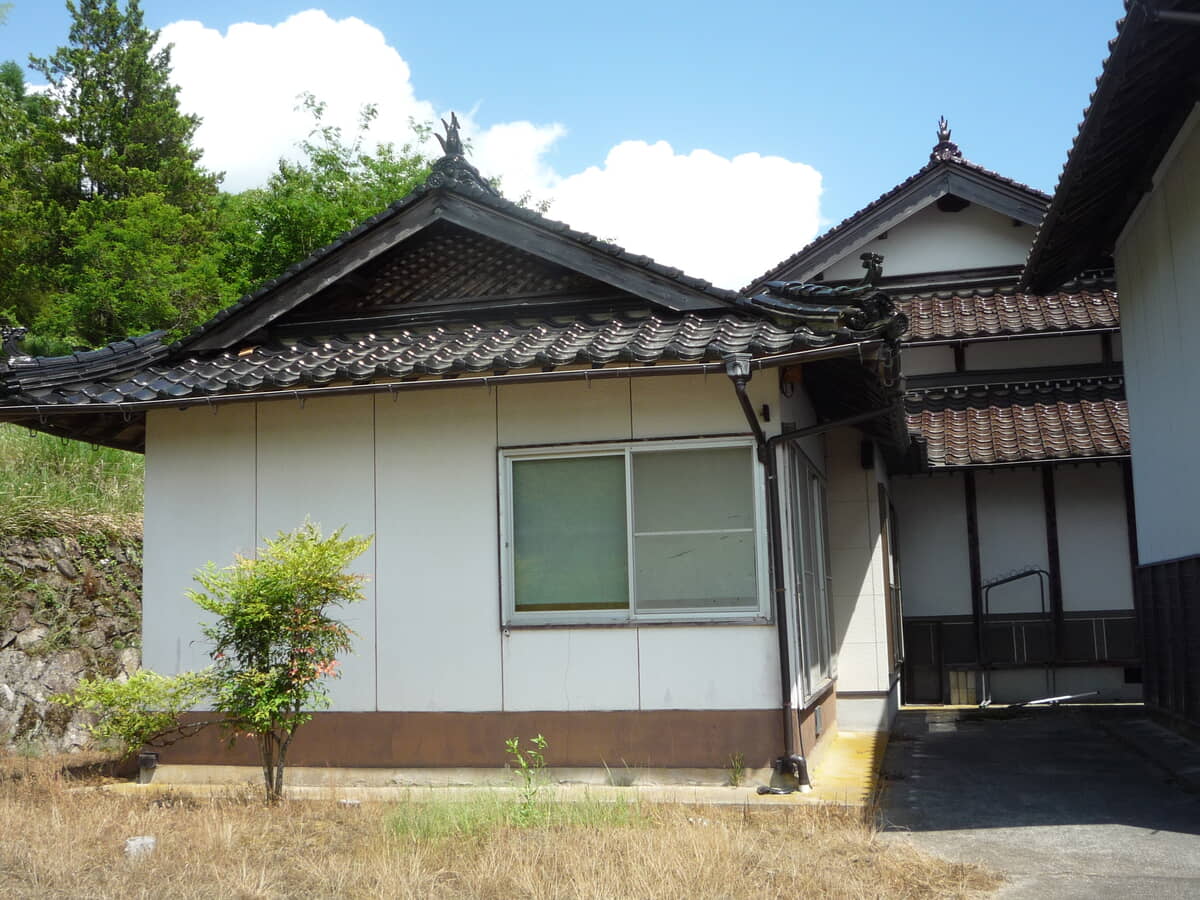 1970s wood house on a large plot in Hiroshima