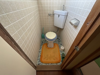 Convenient location near supermarkets and schools!