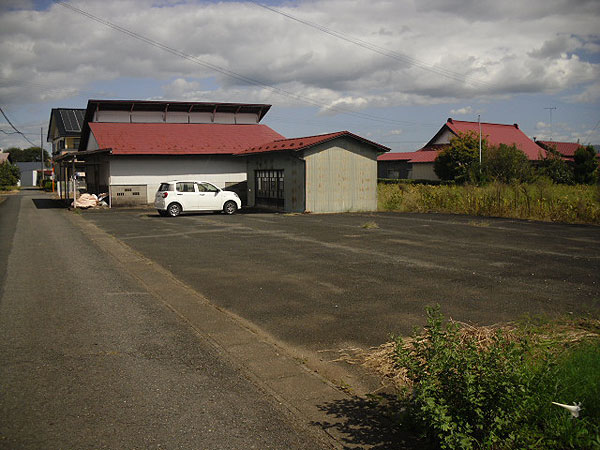 1970s wood house with storehouses in Iwate