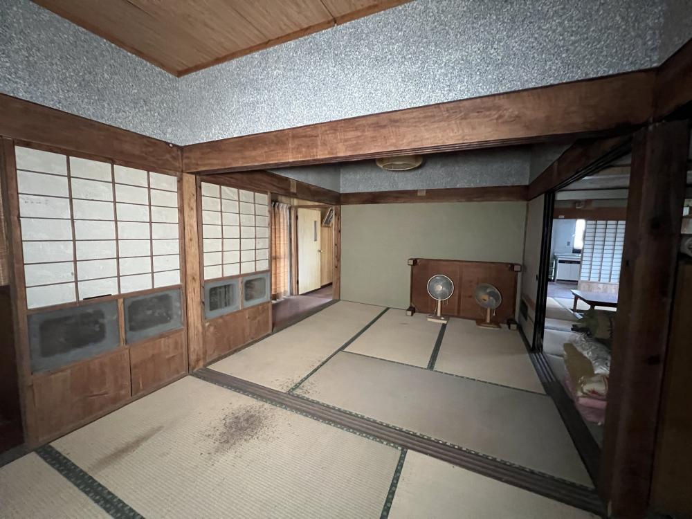 1960s wood house on a large plot in Kanoya, Kagoshima