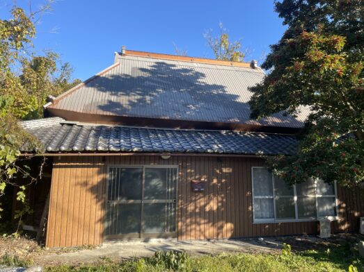Wood house on a large plot in Mima