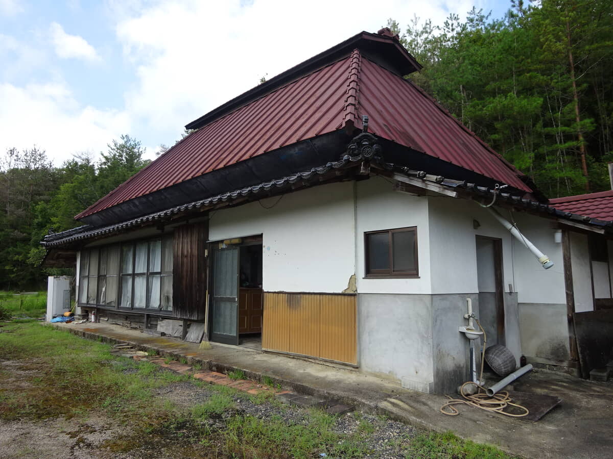 Wood house on a large plot in Hiroshima