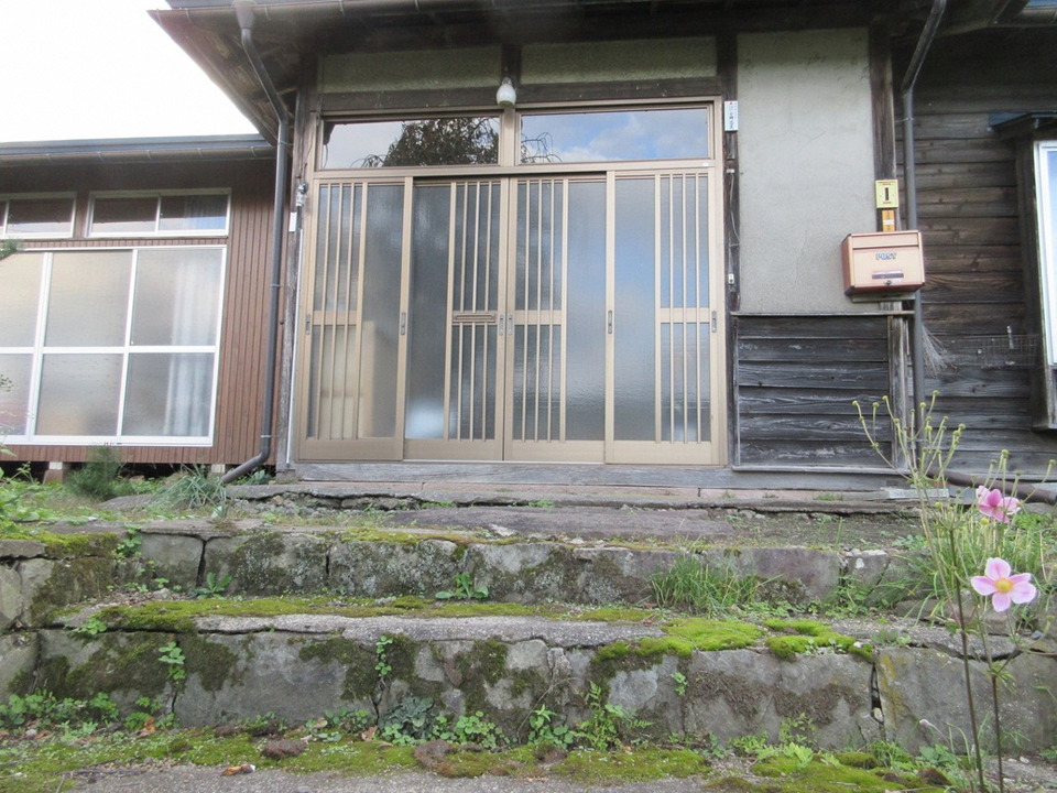 1950s wood house on a large plot in Iwate