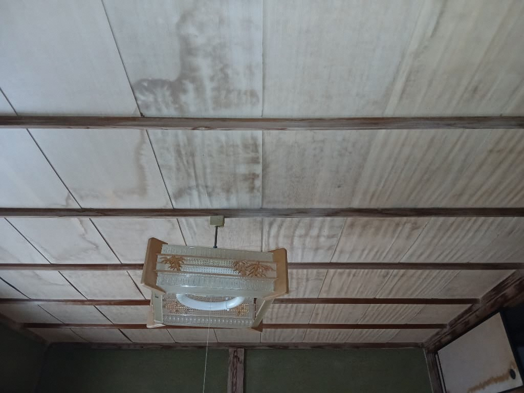 1980s wood house on a large plot in Nagasaki