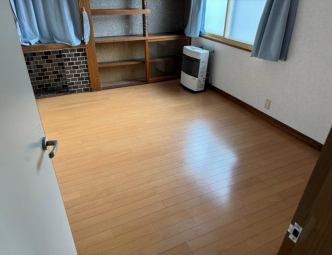 1960s wood house on a large plot in Akita