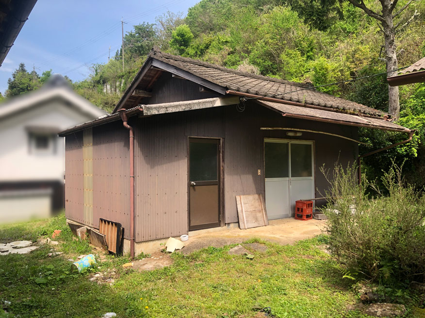 1980s wood house with storehouses in Hiyoshi, Nantan