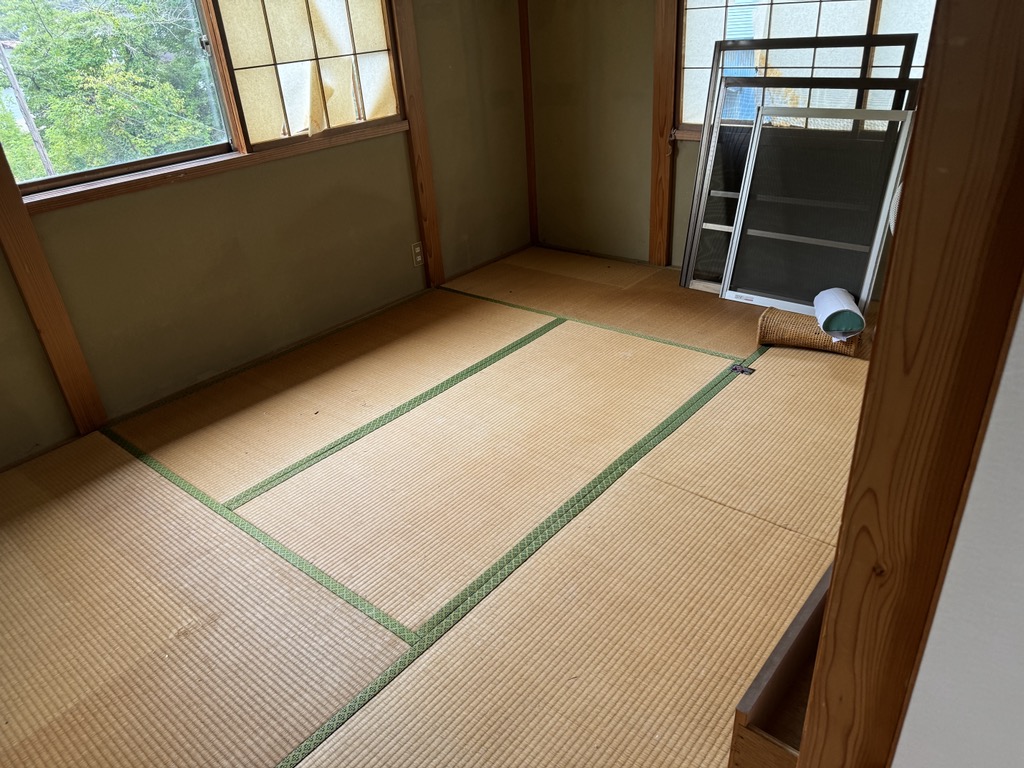 1980s wood house on a large plot in Akita