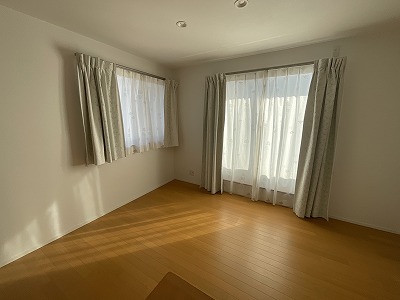 Very new building at 9 years old! Excellent location with convenient access!