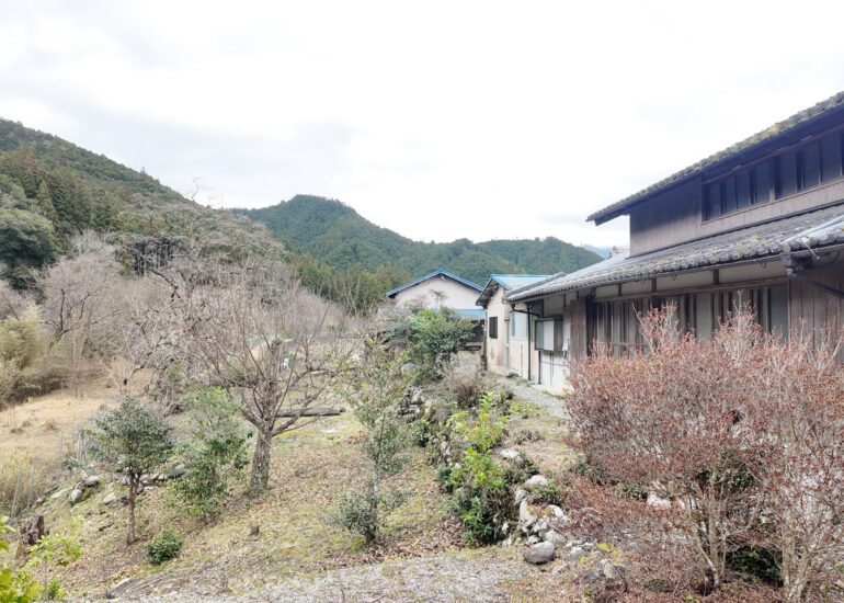 1960s wood house on a large plot in Matsusaka Kahada