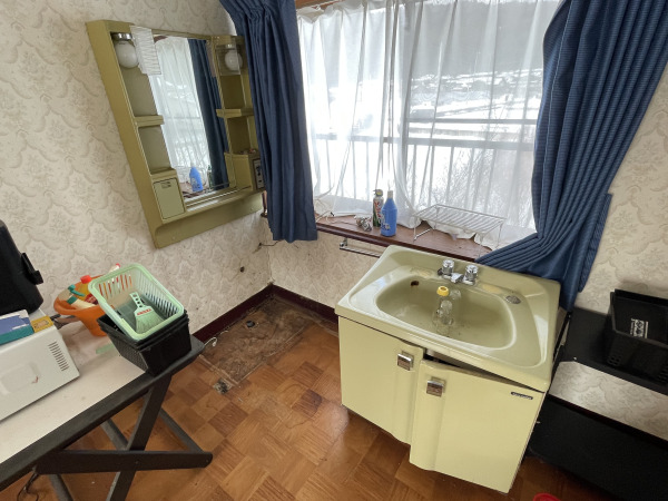 1980s wood house on a large plot in Tottori