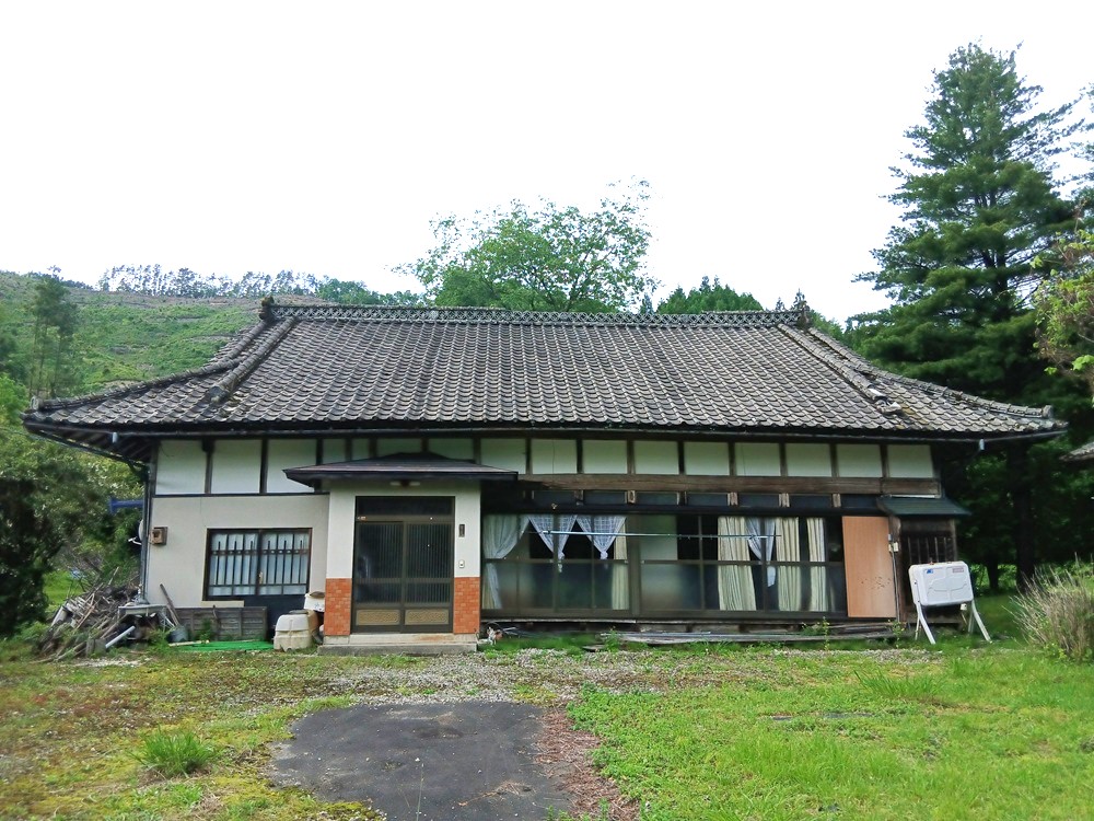 1940s wood house on a large plot in Iwate