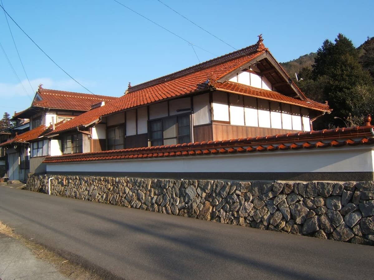 1960s wood house on a large plot
