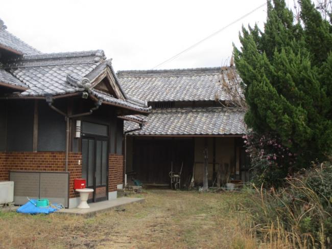 1980s wood house with outbuildings in Kagawa