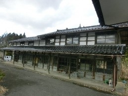 1990s wood house on a large plot in Niigata