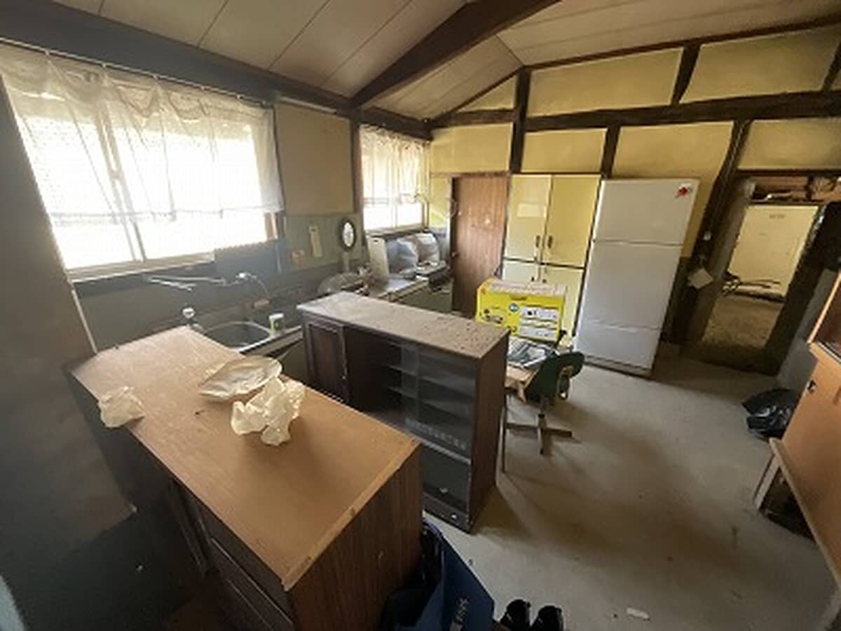 1970s wood house on a large plot in Hiroshima