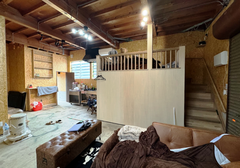 Detached house with custom loft and furnished items, ready for minshuku application