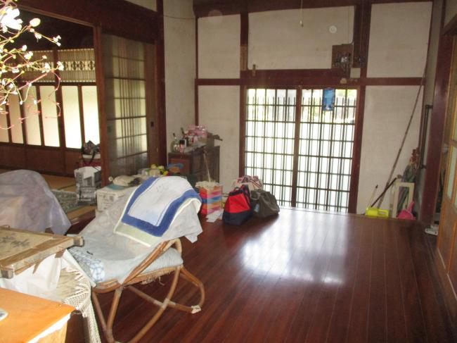 1950s wood house on a large plot in Okayama