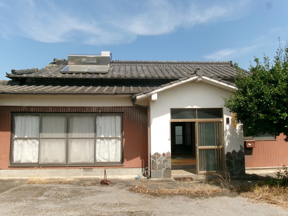 1970s wood house on a large plot in Oita