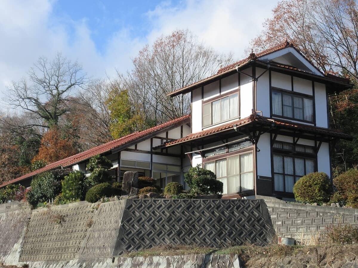 1970s wood house on a large plot in Hiroshima
