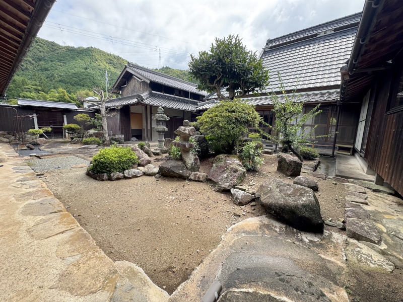 1970s wood house on a large plot in Hyogo