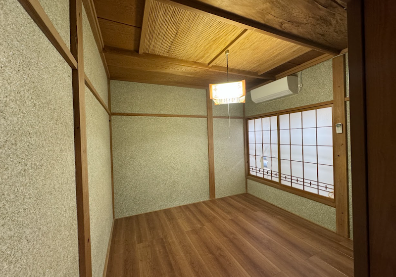 Detached house with custom loft and furnished items, ready for minshuku application