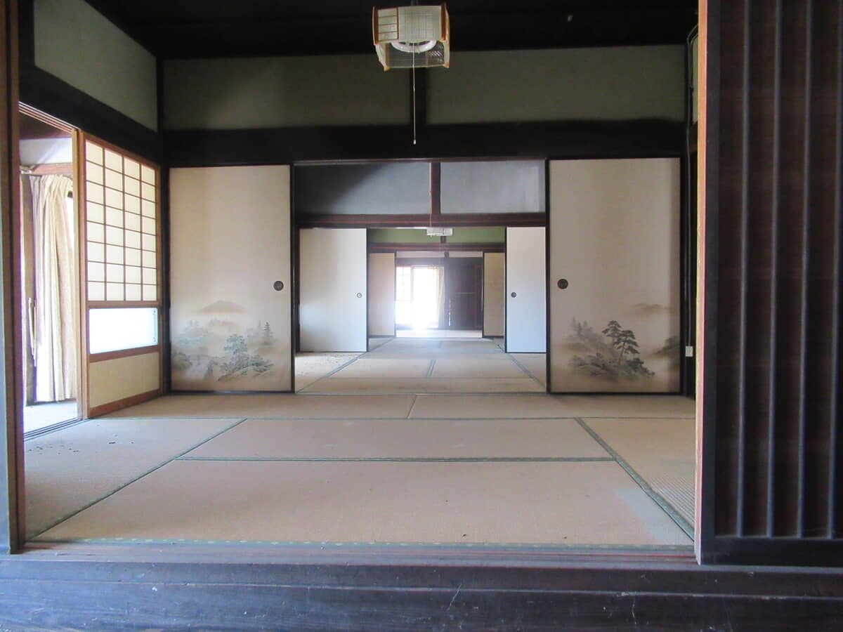 Wood house on a large plot in Hiroshima