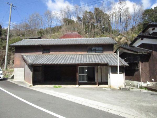 1970s wood house with storehouses in Oita