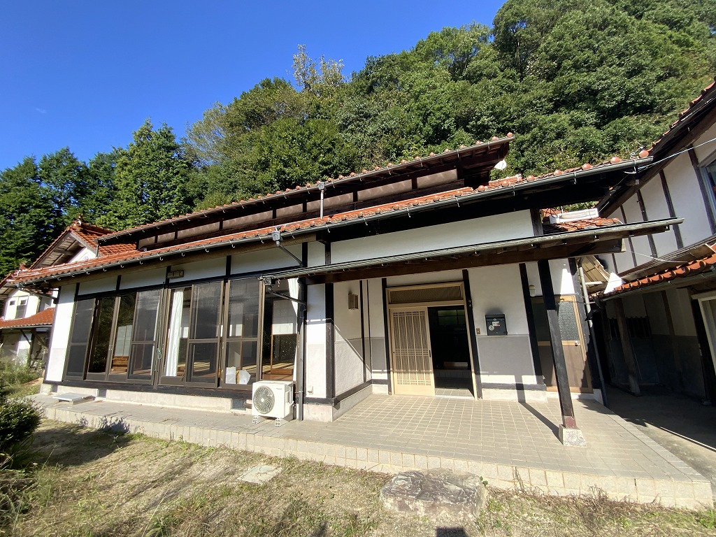 1980s wood house on a large plot in Yamaguchi