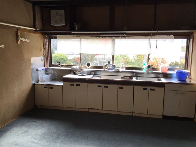 1970s wood house on a large plot in Akita