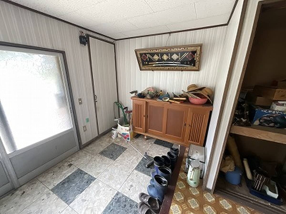 1970s wood house on a large plot in Hiroshima