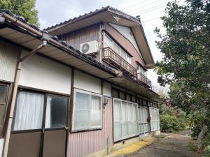 1970s wood house with outbuildings in Niigata