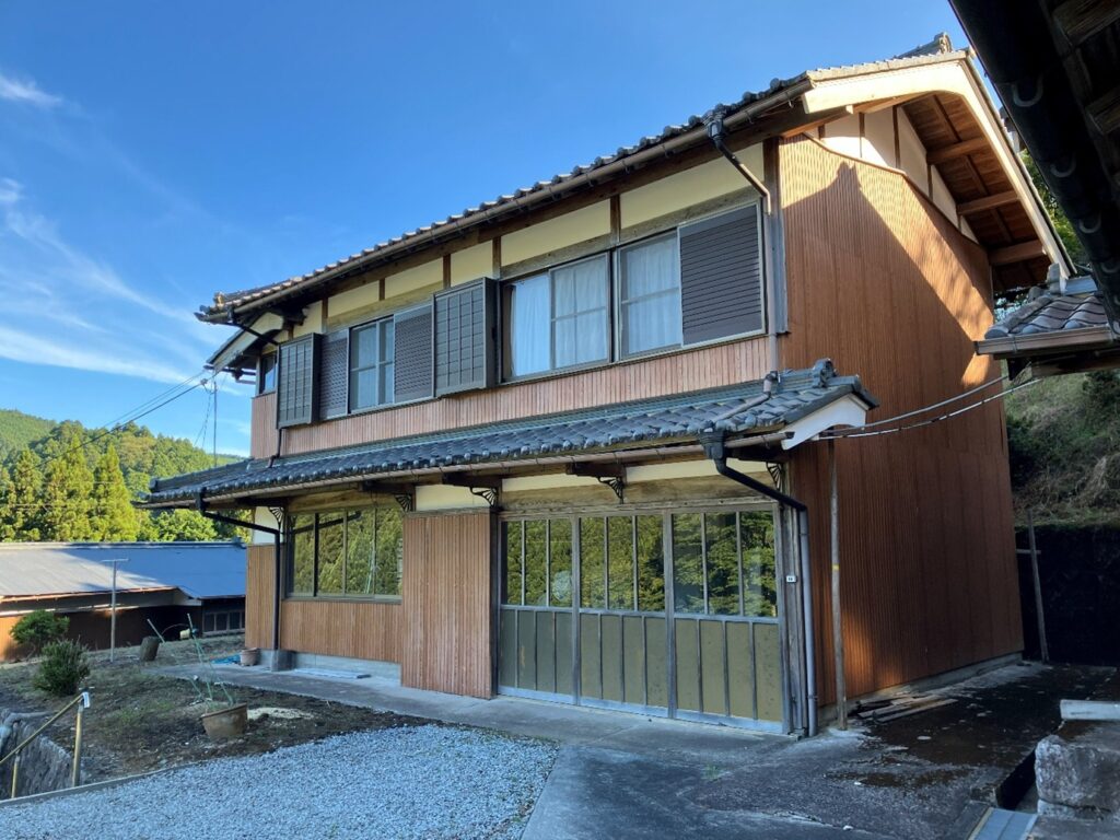 1970s wood house with storehouses in Nara