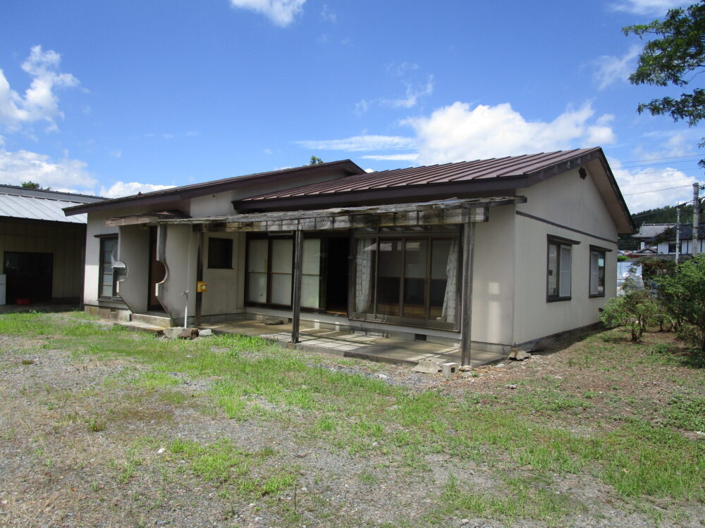 1980s wood house with outbuildings in Iwate